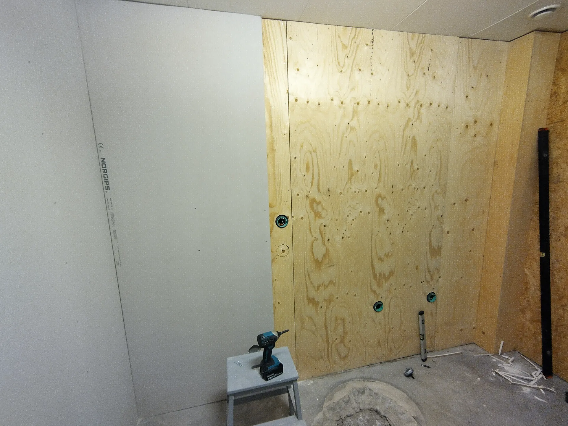 Montering av gipsskivor och plywood under en totalrenovering ledd av SAVL Solutions.