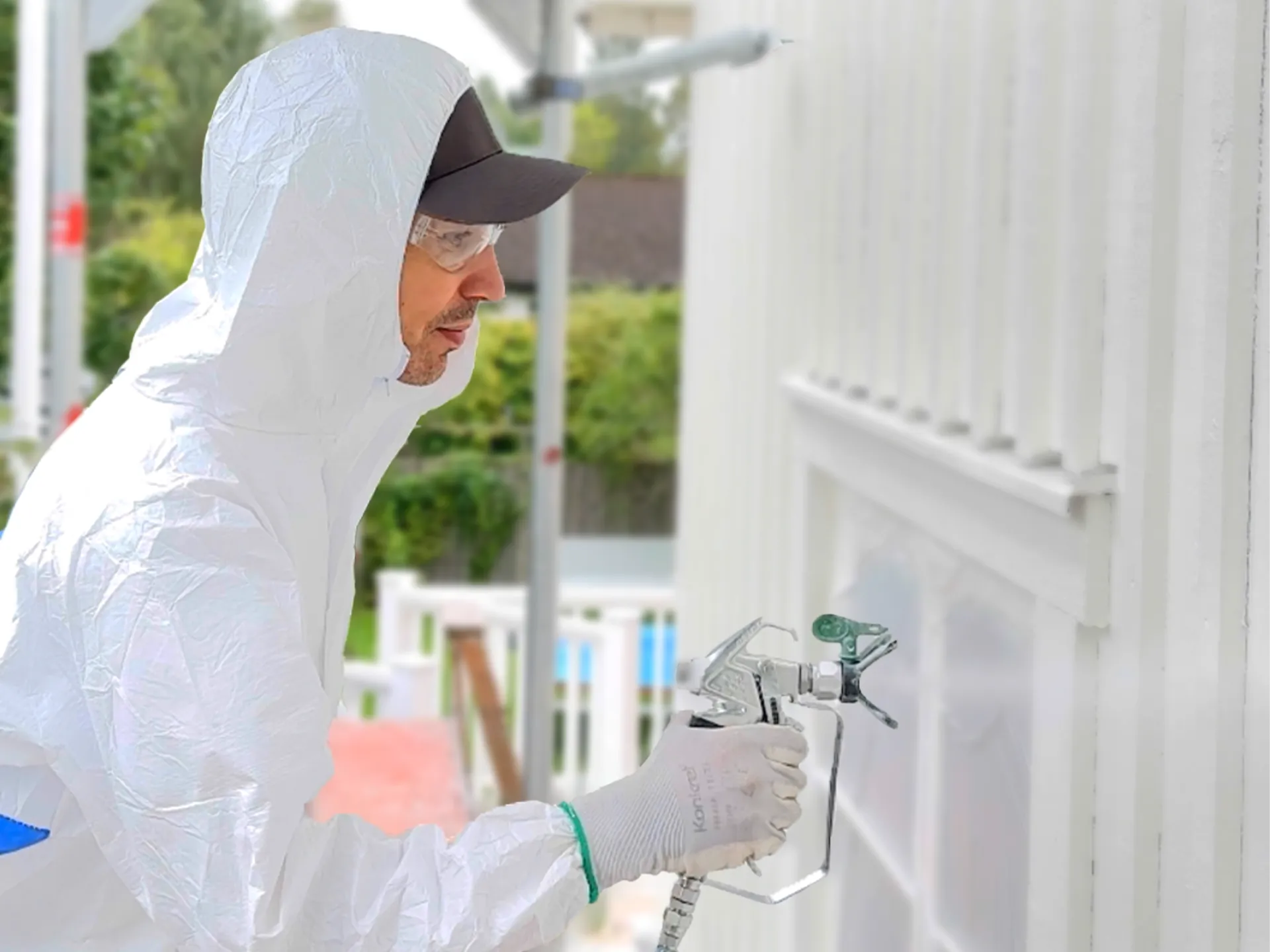 Målare utför invändig renovering i Karlstad