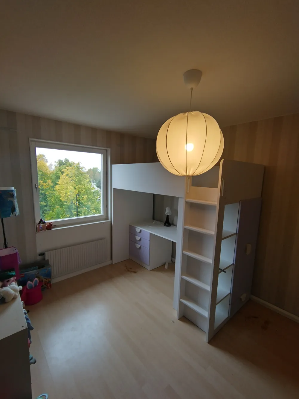 Professionell tapetsering och ytskiktsrenovering av barnrum utfört av hantverkare från SAVL Solutions i Karlstad för en trivsam miljö.