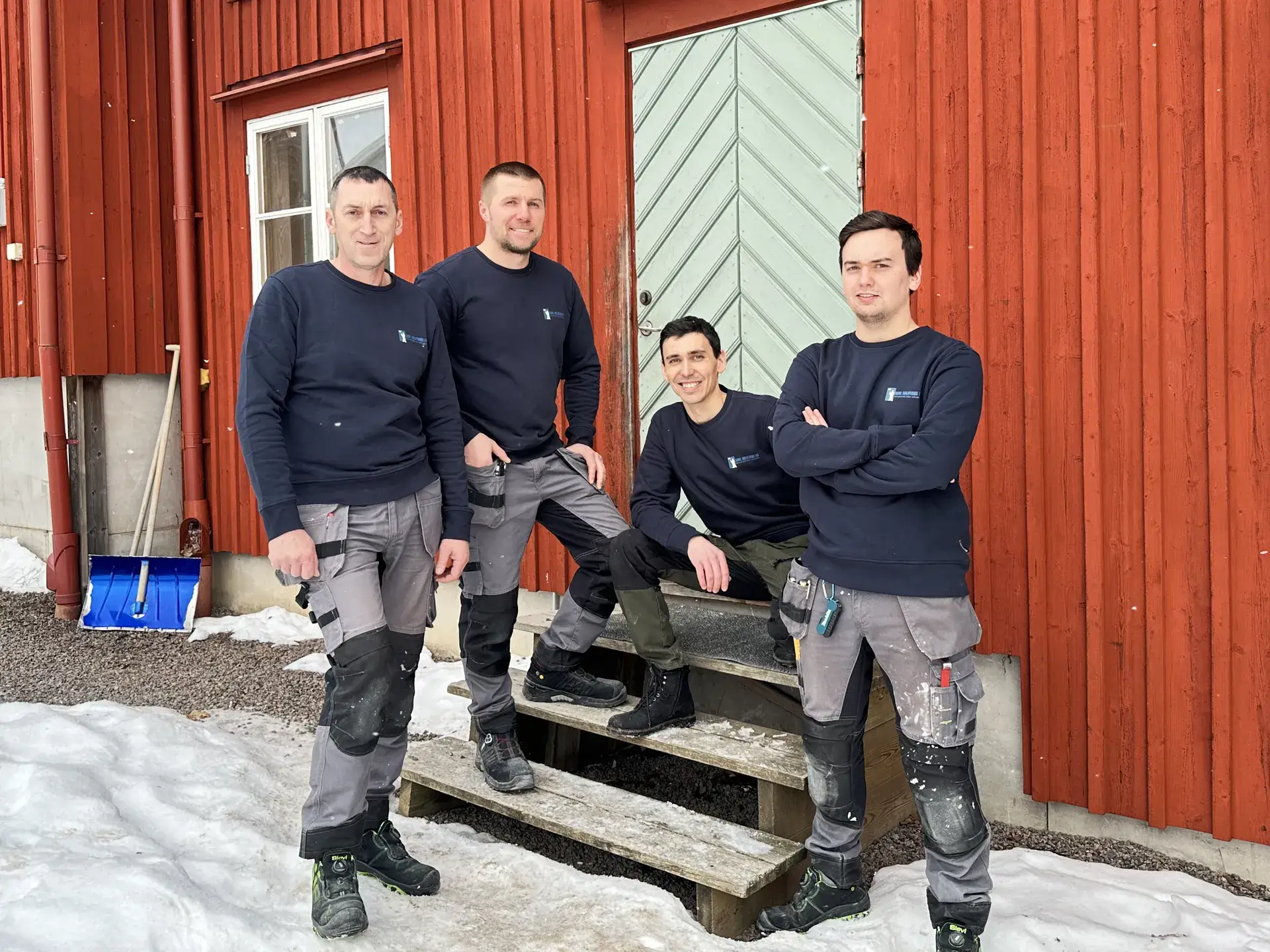 Teamet av målare och snickare på SAVL Solutions i Karlstad