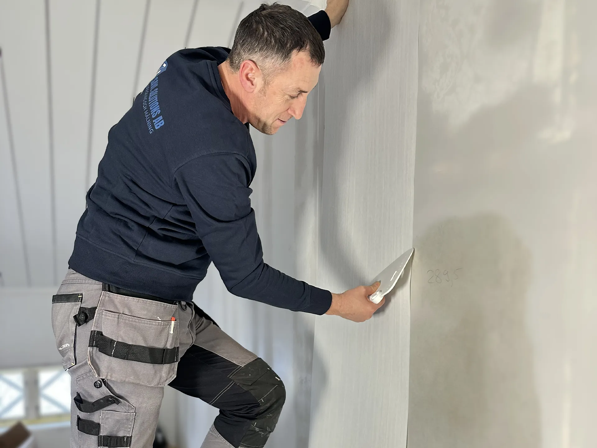 Professionell tapetsering och mönsterpassning utförd av SAVL Solutions målare i Karlstad för ett slätt och snyggt resultat.