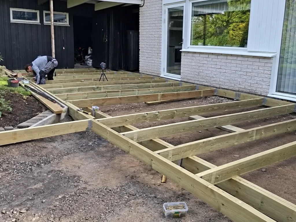 Trädäckskonstruktion under byggnation vid villa i Karlstad med reglar och stomme för ny altan.