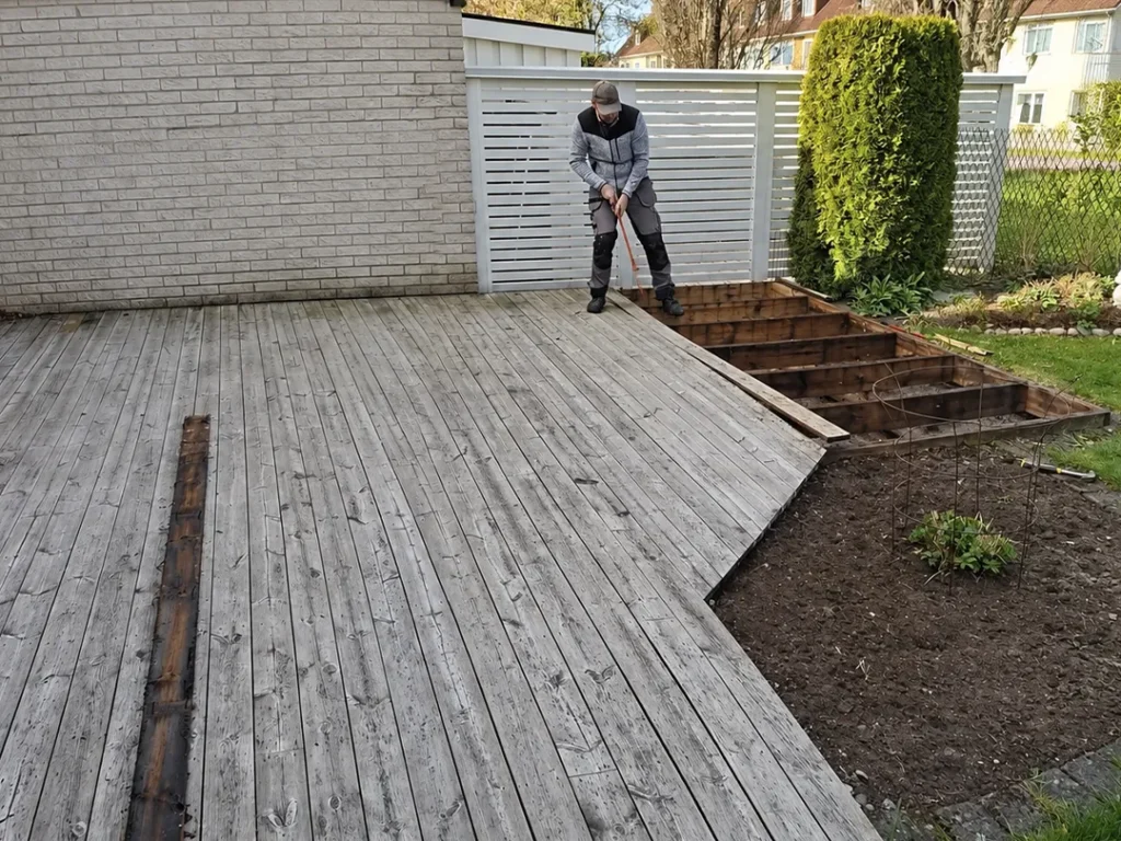 Rivning av gammal altan inför nytt altanbygge i Karlstad