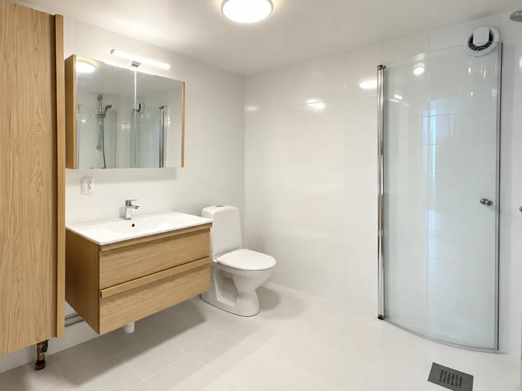 Färdigt badrum efter badrumsrenovering i Karlstad utförd av SAVL Solutions