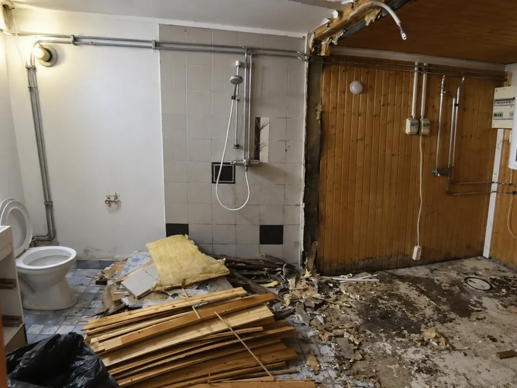 Badrum under rivning vid badrumsrenovering i Karlstad efter omfattande fuktskada