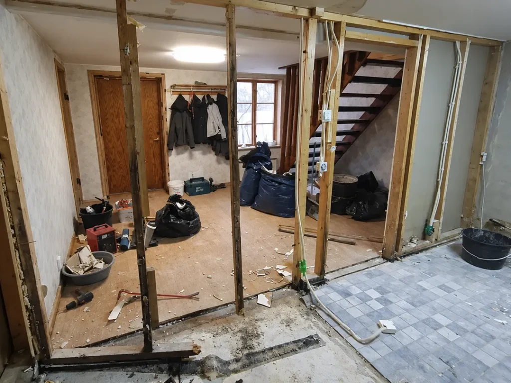 Rivning och återuppbyggnad vid badrumsrenovering i Karlstad efter fuktskada