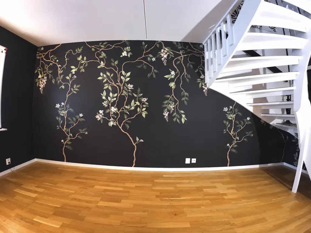 Färdig tapetsering med mörk botanisk fondvägg i Karlstad