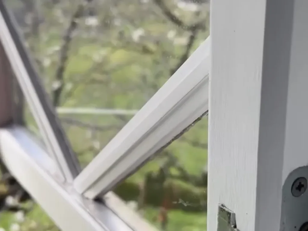 Detalj av renoverat och nymålat träfönster efter fönsterrenovering i Karlstad.