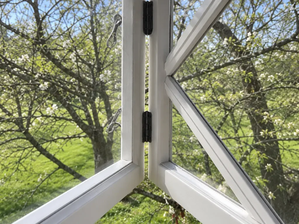 Färdigrenoverat träfönster i Karlstad med nymålade vita fönsterbågar och rengjort glas efter fönsterrenovering.