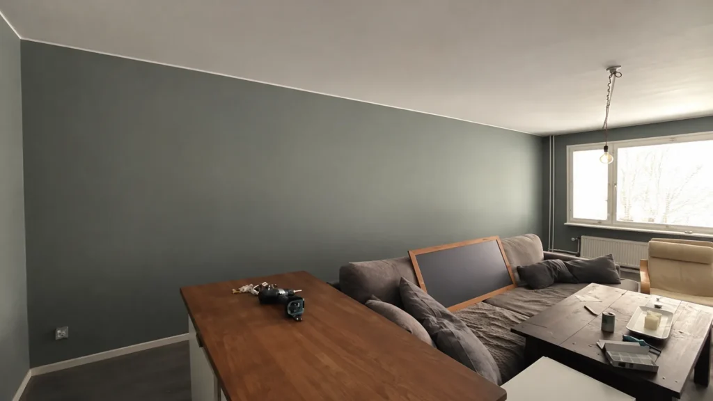 Färdigt vardagsrum med grågröna väggar efter invändig målning i Karlstad i bredare format