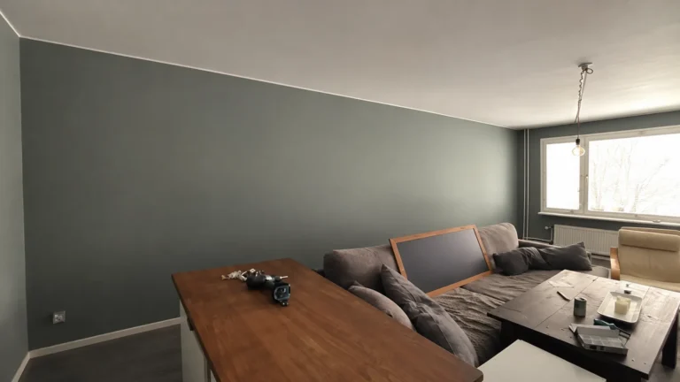 Färdigt vardagsrum med grågröna väggar efter invändig målning i Karlstad i bredare format