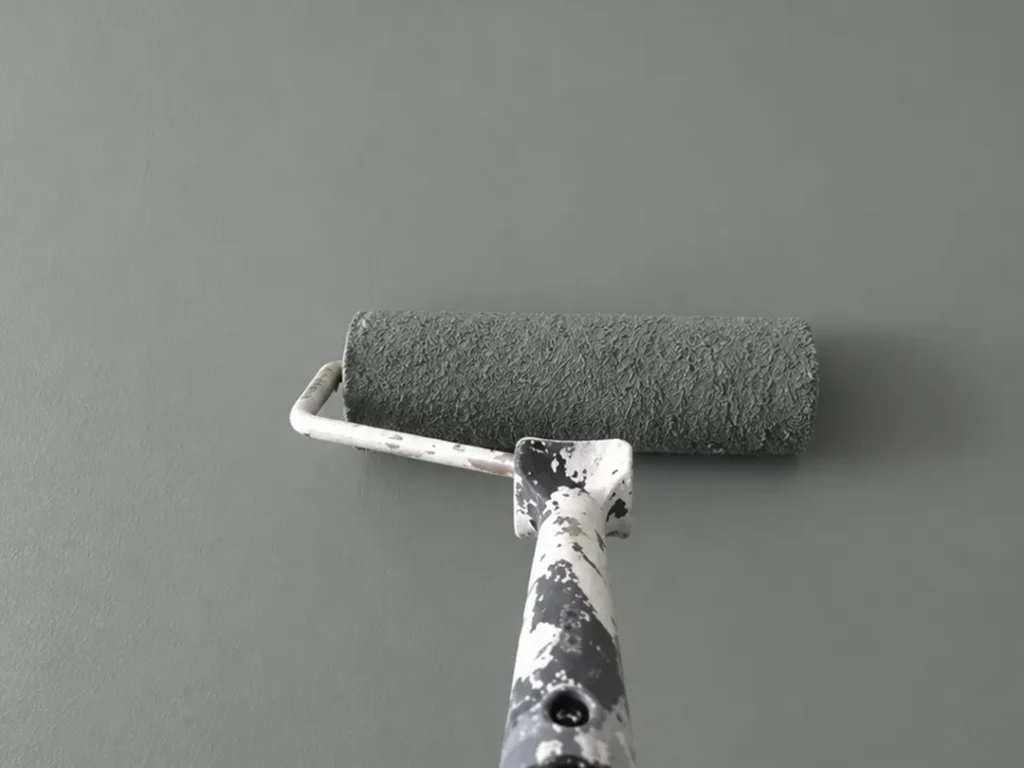 Invändig målning av grågrön vägg med roller i Karlstad