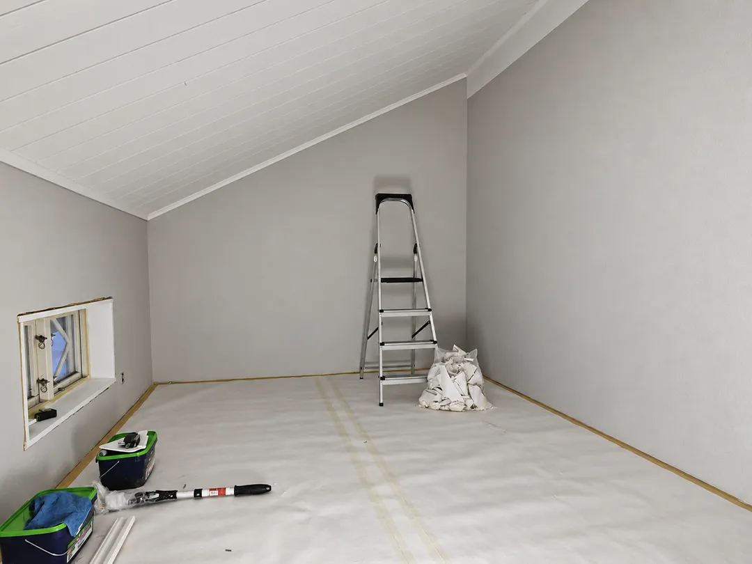 Vindsvåning i Karlstad under renovering med förberedd yta för invändig målning och noggrant utfört måleriarbete.