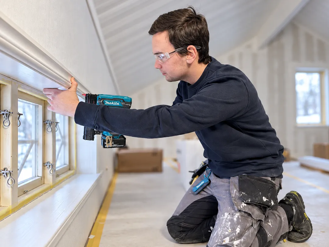 Snickare i Karlstad monterar fönsterlist som del av finsnickeri och renovering.